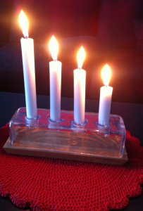 Kuvassa neljä kynttilää