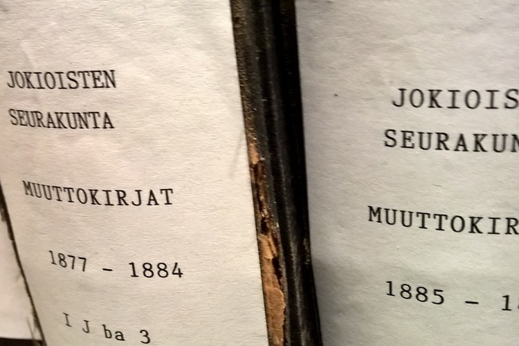 Kuva, jossa on paksuja seurakunnan muuttokirjoja 1800-luvulta