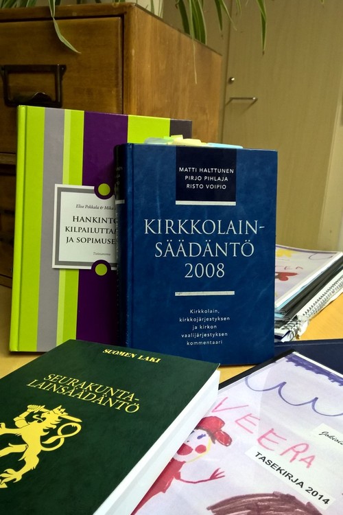 Kuva parista kirjasta, jotka liittyvät seurakunnan talouteen tai hallintoon