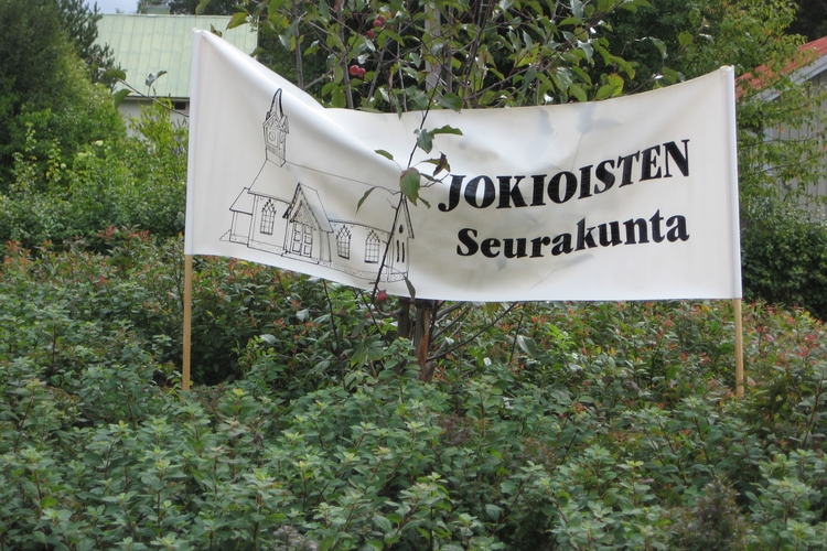 Jokioisten seurakunnan banneri oli esillä seurakunnan toritapahtumassa