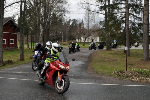 Motoristit lähtevät pyörillään Jokioisten kirkosta seurakunnan järjestämässä Motoristimessussa