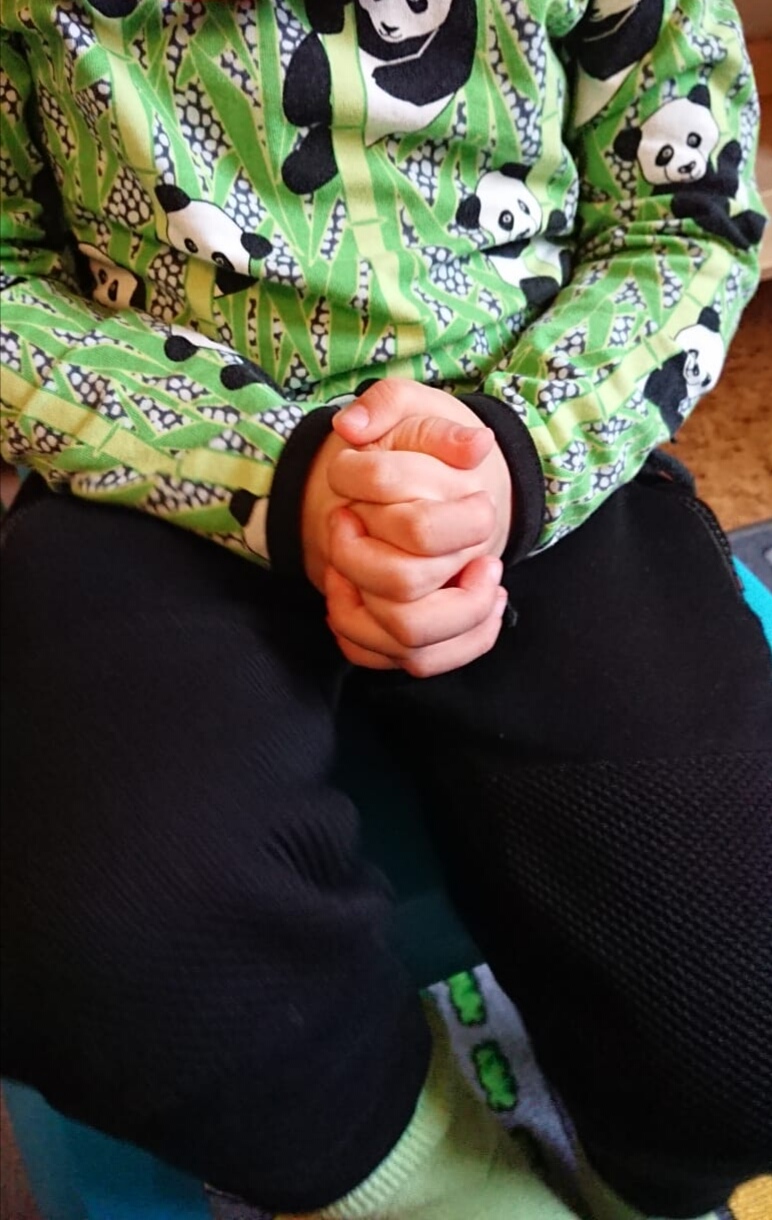Latovainion perhekerho Lapsen kädet ristissä.
