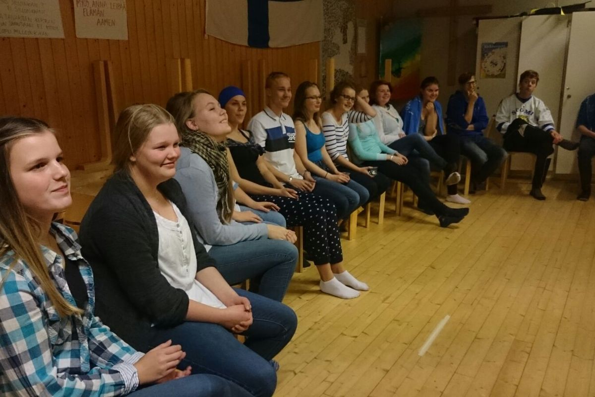 nuoria isoskokoontumisessa seurakunnan kesäkodilla