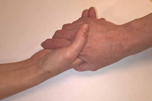 Kädet jotka ovat liittyneet toisiinsa tervehdysotteella