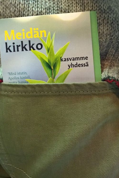 Meidän kirkko -esite nousee esiin miehen taskussa