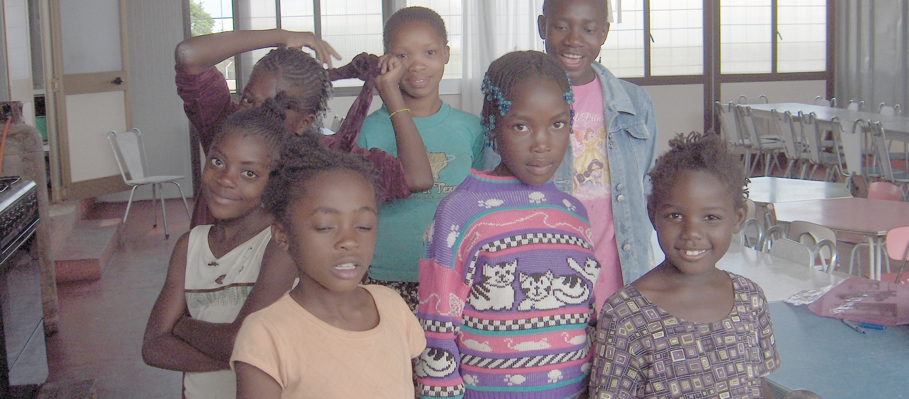 Kuva Angolalaisista orpotytöistä, joita jokioislainen Lähetyksen Ystävät -ryhmä tukee.