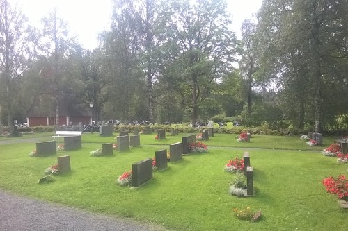 Kuva, jossa näkyy hautakiviä Jokioisten hautausmaalla kesällä